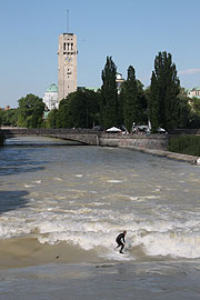 Isar Surfer an der Reichenbach-Brücke (©Foto:Martin Schmitz)